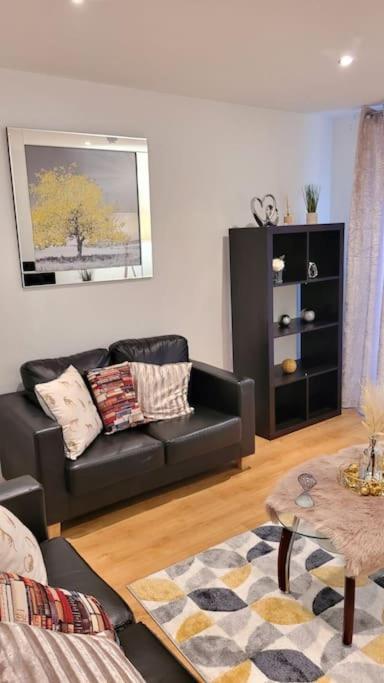 Appartement Balcony-View With Free And Secured Parking à Manchester Extérieur photo
