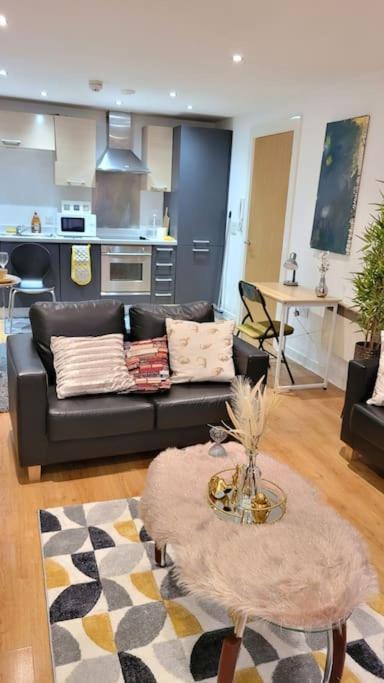 Appartement Balcony-View With Free And Secured Parking à Manchester Extérieur photo